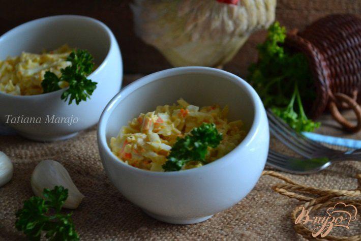 Фото приготовление рецепта: Яичный, пикантный  салат с крабовыми палочками шаг №4
