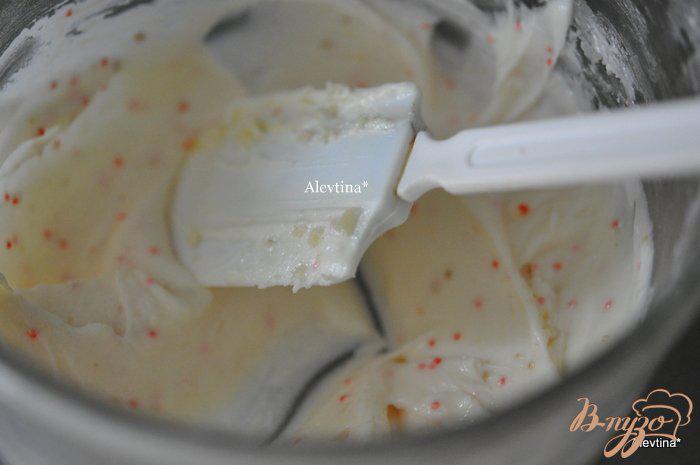 Фото приготовление рецепта: Апельсиновый кекс с начинкой и цитрусовыми цукатами шаг №7