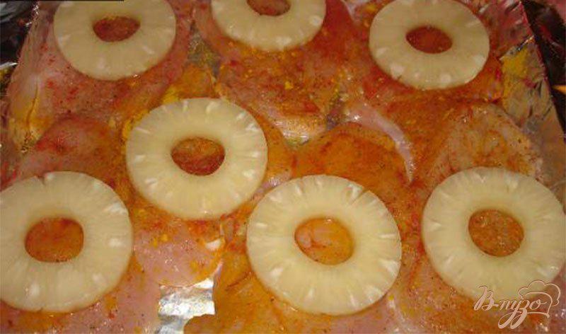 Фото приготовление рецепта: Куриные отбивные с ананасом под сырной шубкой шаг №3