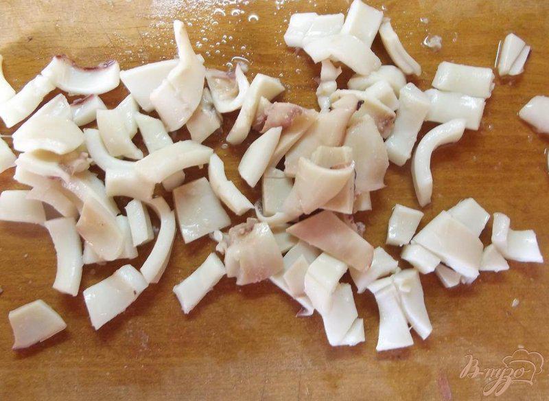 Фото приготовление рецепта: Оливье с кальмарами и креветками шаг №5