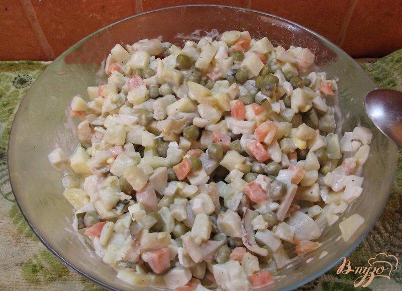 Фото приготовление рецепта: Оливье с кальмарами и креветками шаг №6