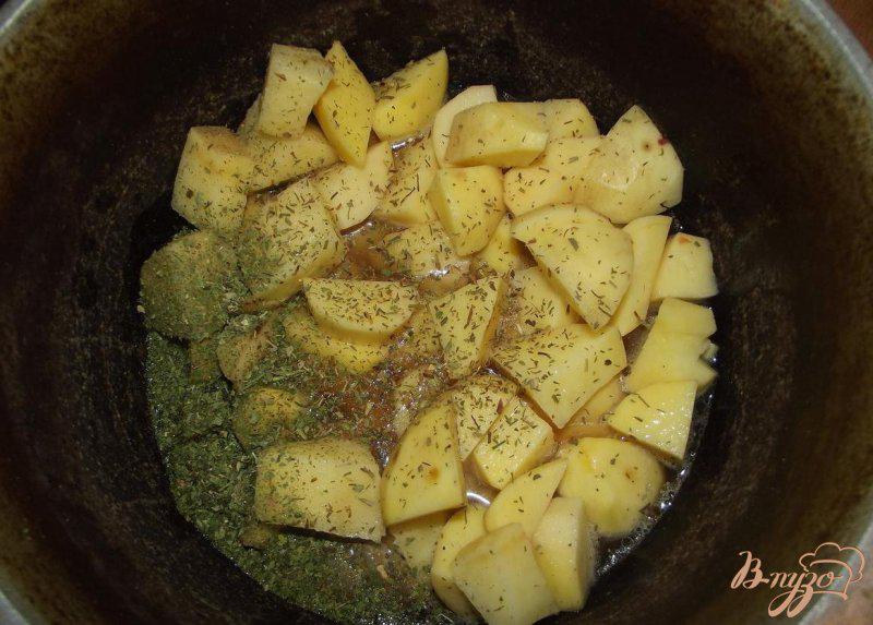 Фото приготовление рецепта: Рассыпчатый картофель с томатом на свином сале шаг №5
