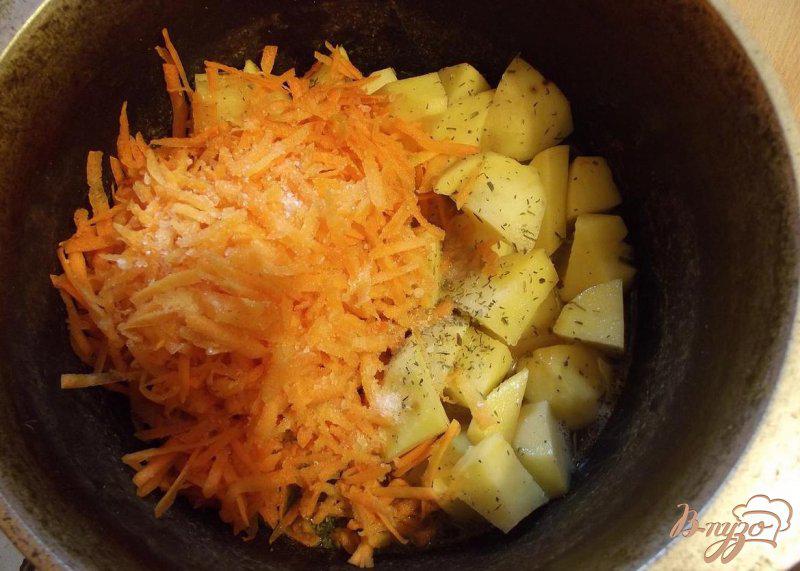Фото приготовление рецепта: Рассыпчатый картофель с томатом на свином сале шаг №6
