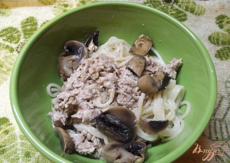 Фото приготовление рецепта: Спагетти с грибами и мясом шаг №6