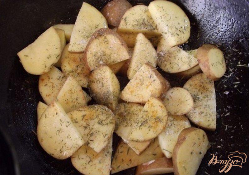Фото приготовление рецепта: Гарнир из печеного картофеля с заправкой шаг №3