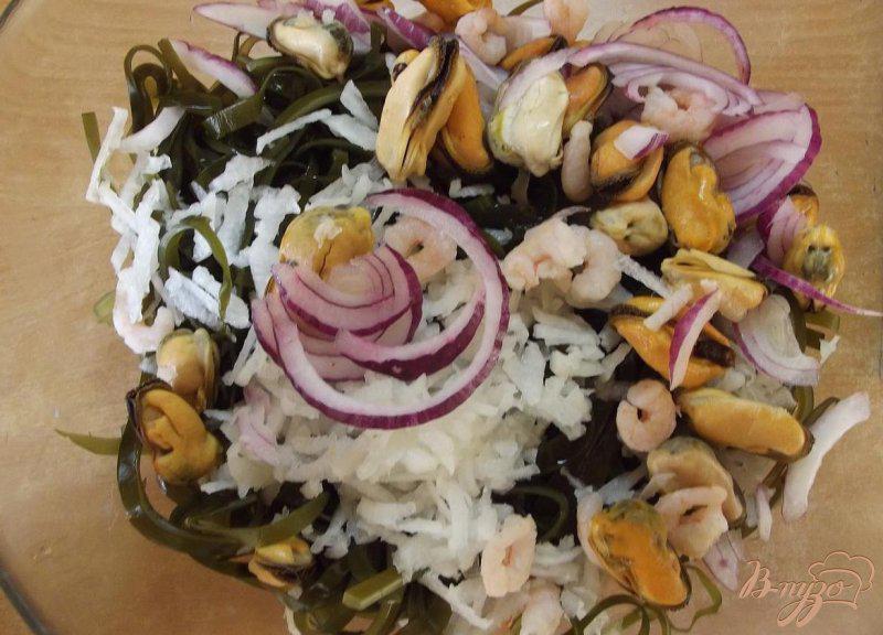 Фото приготовление рецепта: Салат из ламинарии с морепродуктами шаг №6