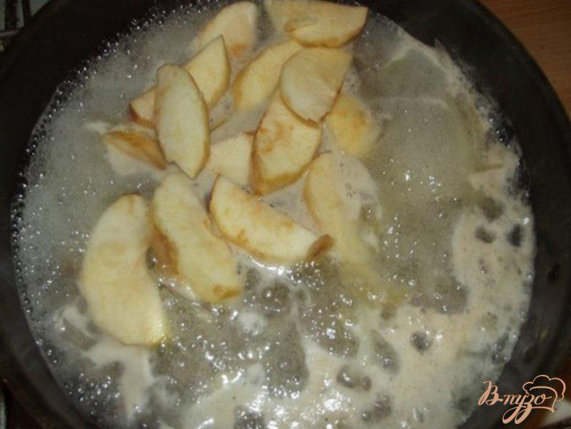 Фото приготовление рецепта: Мясо тушеное с яблоками в уксусе шаг №7