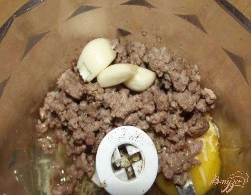 Фото приготовление рецепта: Картофельные лодочки с мясом и сыром шаг №3