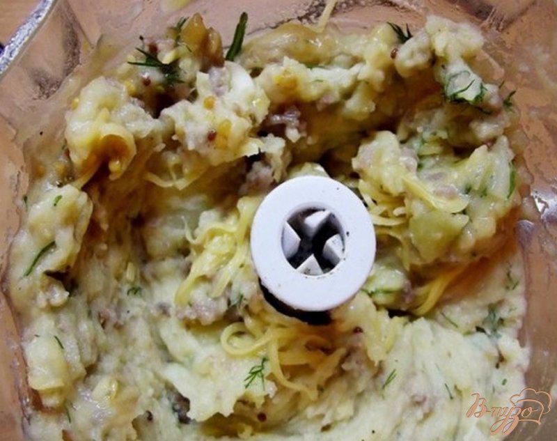 Фото приготовление рецепта: Картофельные лодочки с мясом и сыром шаг №5