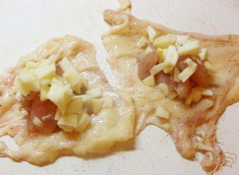 Фото приготовление рецепта: Мешочки с курицей и яблоками шаг №3