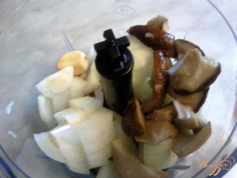 Фото приготовление рецепта: Котлетки с фасолью и белыми грибами шаг №2