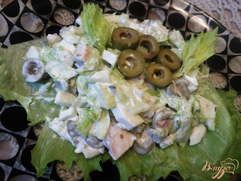 Фото приготовление рецепта: Салат с курицей и оливками шаг №4