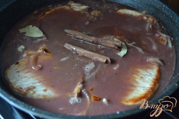 Фото приготовление рецепта: Свиные антрекоты в соусе из красного вина шаг №6