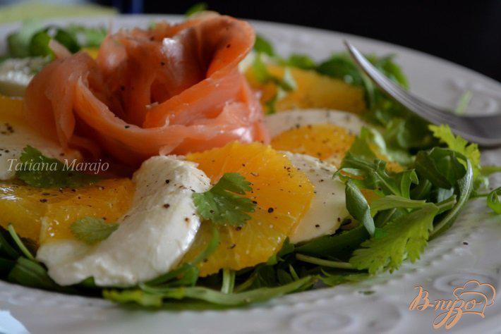 Фото приготовление рецепта: Салат с моцареллой, апельсином и копченой семгой шаг №4