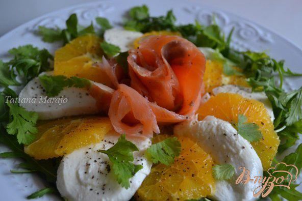Фото приготовление рецепта: Салат с моцареллой, апельсином и копченой семгой шаг №3
