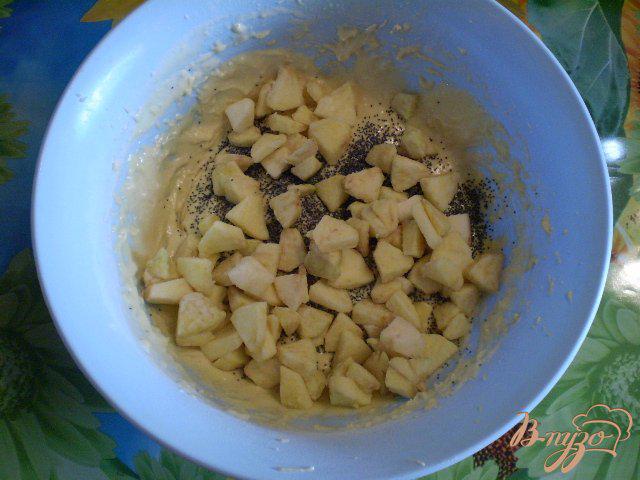 Фото приготовление рецепта: Пирог с яблоками и маком шаг №5