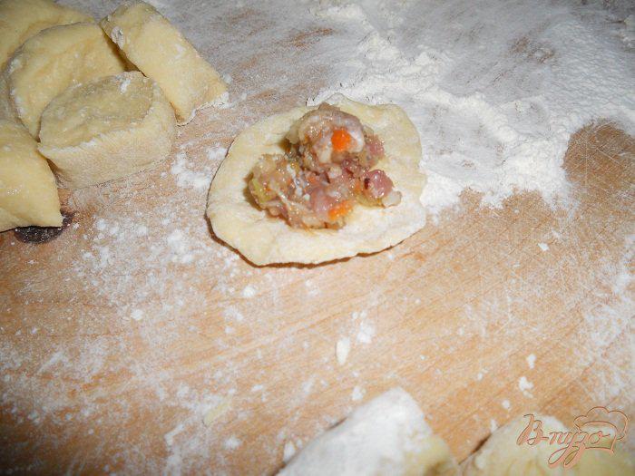Фото приготовление рецепта: Нежнее тесто и вкусная начинка для пелеменей шаг №4