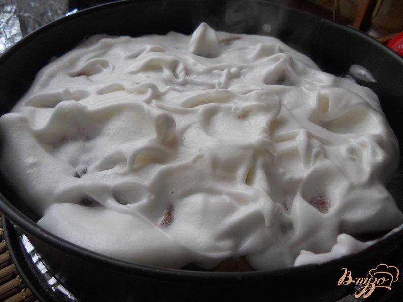 Фото приготовление рецепта: Пирог с грушами и вишней шаг №8