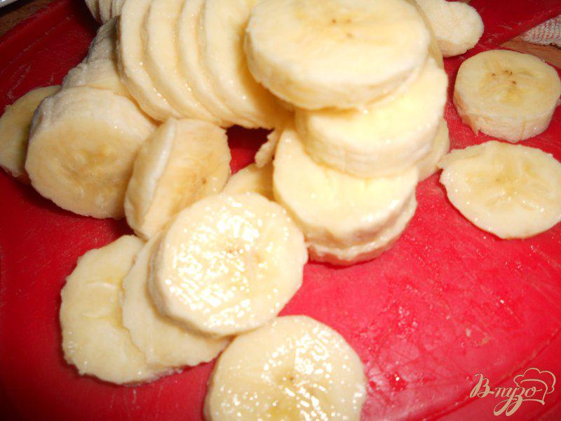 Фото приготовление рецепта: Блинчики с бананами и сгущенкой шаг №4