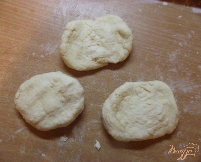 Фото приготовление рецепта: Булочки с сырной начинкой шаг №4