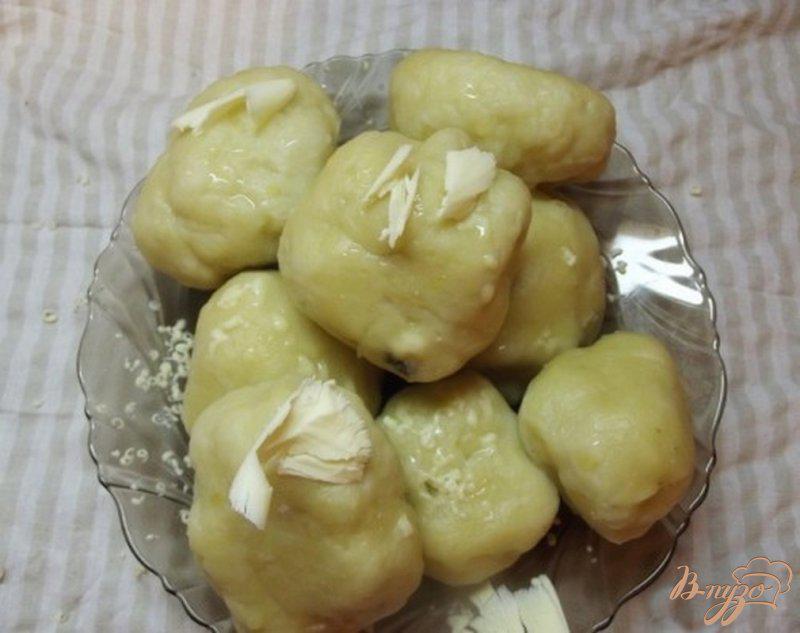 Фото приготовление рецепта: Шарики из картофеля под вишневым соусом шаг №9