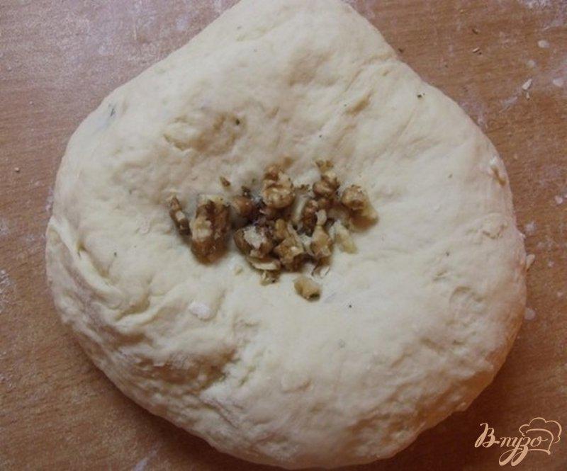Фото приготовление рецепта: Розмариновый хлеб с сыром и орехами шаг №4