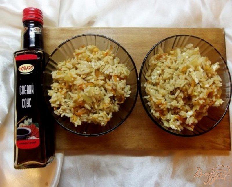 Фото приготовление рецепта: Рис с соевым соусом и овощами шаг №6