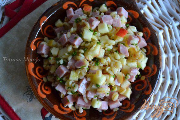 Фото приготовление рецепта: Салат с перловкой, яблоком и ветчиной шаг №4