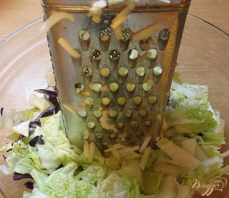 Фото приготовление рецепта: Капустный салат с яблоком шаг №5