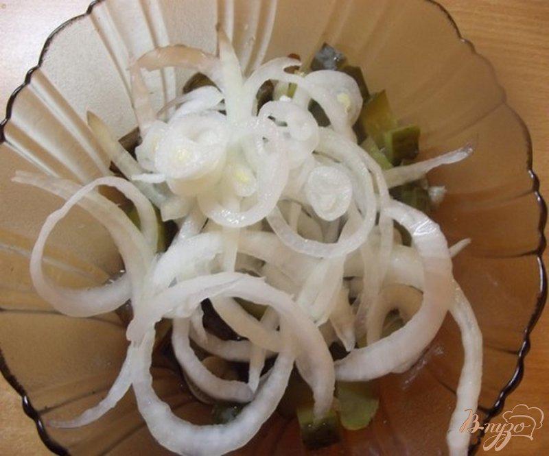 Фото приготовление рецепта: Салат из маринованных грибов шаг №6