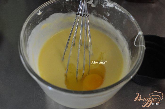 Фото приготовление рецепта: Фунтовый кекс со сливочным сыром и голубикой шаг №2