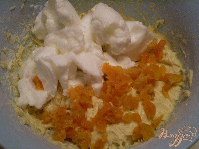 Фото приготовление рецепта: Лимонный пирог с кусочками кураги шаг №6