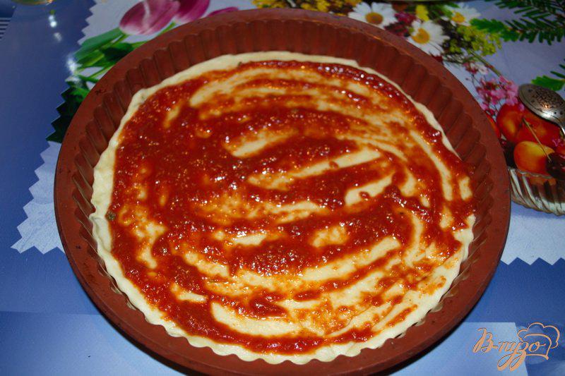 Фото приготовление рецепта: Тропическая пицца с соусом шаг №7