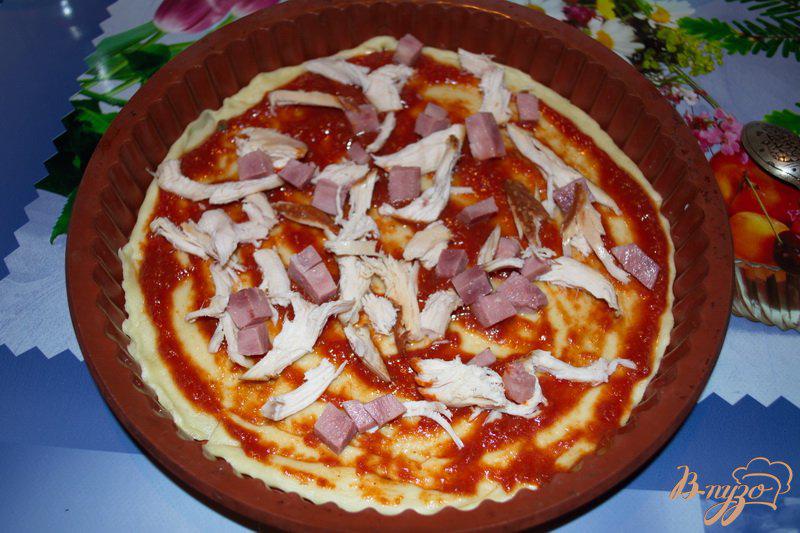 Фото приготовление рецепта: Тропическая пицца с соусом шаг №9
