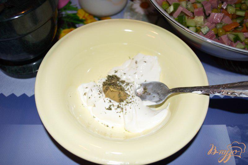Фото приготовление рецепта: Вкусный салат с сухариками шаг №6