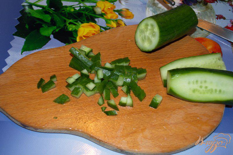 Фото приготовление рецепта: Вкусный салат с сухариками шаг №4