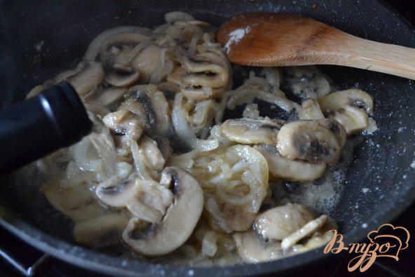 Фото приготовление рецепта: Куриные бедрышки с грибами в белом вине шаг №4