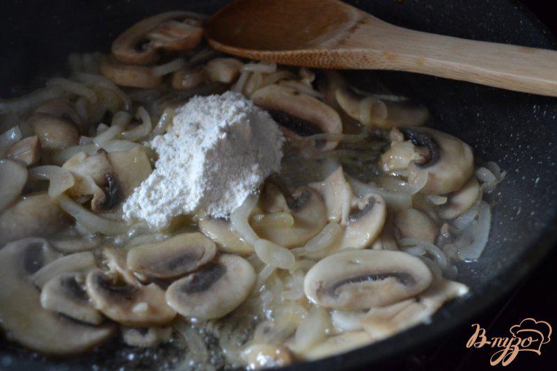 Фото приготовление рецепта: Куриные бедрышки с грибами в белом вине шаг №3