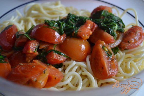 Фото приготовление рецепта: Спагетти с томатами и рукколой шаг №6