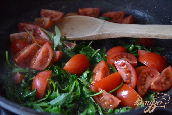Фото приготовление рецепта: Спагетти с томатами и рукколой шаг №5