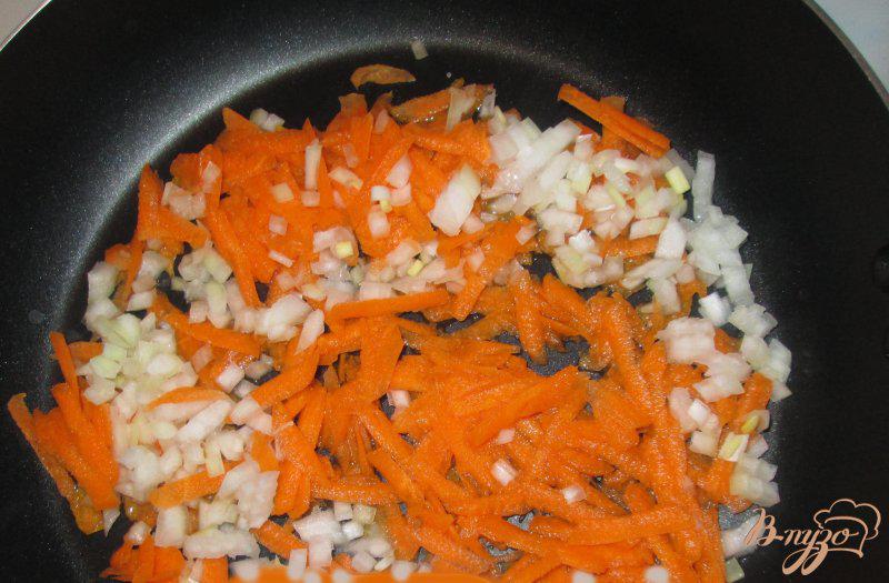 Фото приготовление рецепта: Картошка тушеная с грибами и курицей в горшочке шаг №2