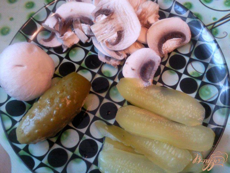 Фото приготовление рецепта: Грудинка-книжка с грибами и солеными огурцами шаг №3
