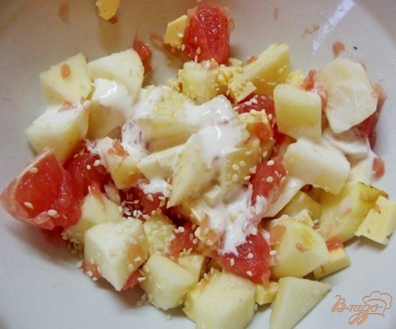 Фото приготовление рецепта: Салат фруктовый с сыром шаг №4