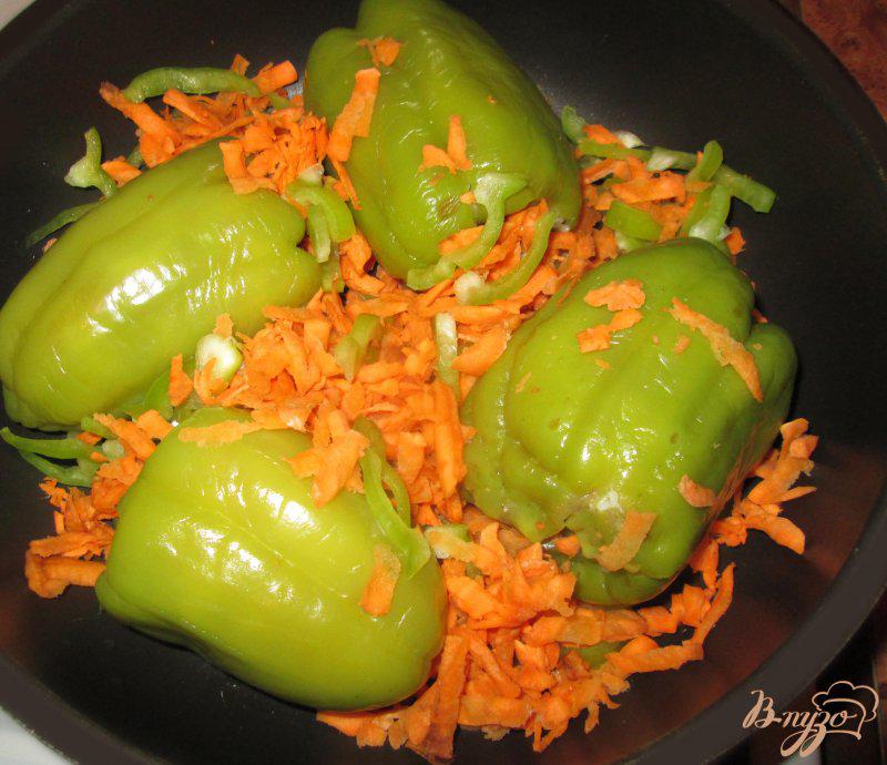 Фото приготовление рецепта: Фаршированные болгарские перцы под томатным соусом шаг №6