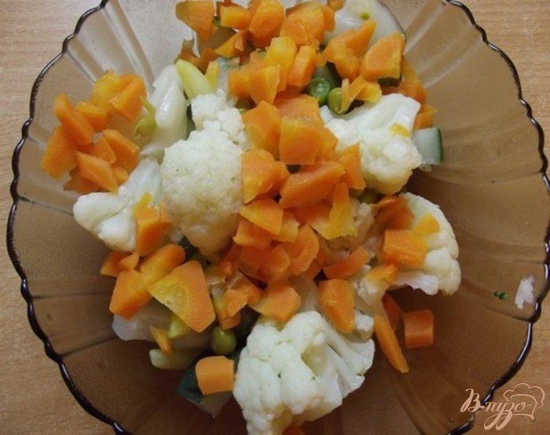 Фото приготовление рецепта: Овощной салат с заправкой из соевого соуса шаг №8