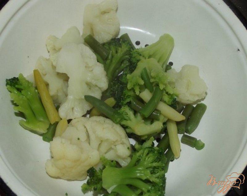 Фото приготовление рецепта: Овощной салат с заправкой из соевого соуса шаг №3