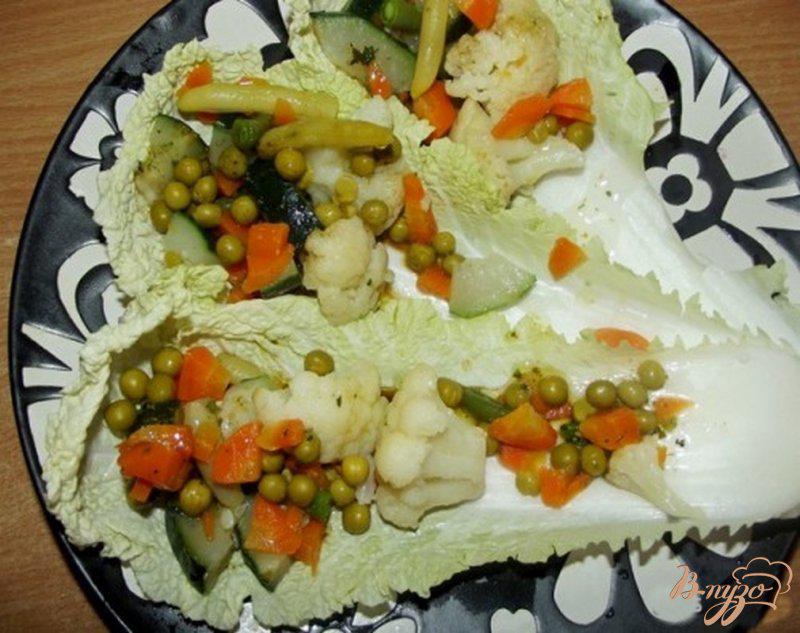 Фото приготовление рецепта: Овощной салат с заправкой из соевого соуса шаг №9