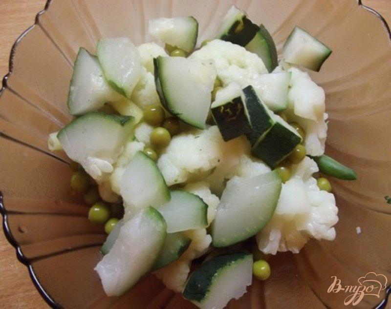 Фото приготовление рецепта: Овощной салат с заправкой из соевого соуса шаг №7