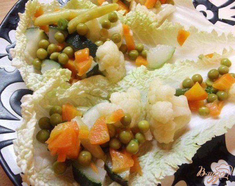 Фото приготовление рецепта: Овощной салат с заправкой из соевого соуса шаг №10