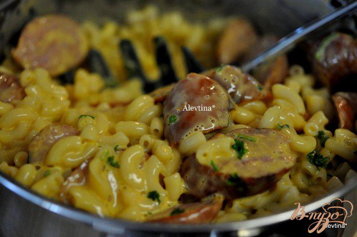 Фото приготовление рецепта: Макароны с сыром и колбасой шаг №3